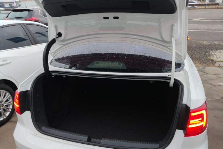 Used Volkswagen Sagitar 2015 1.6L Manual Comfort Model Trunk