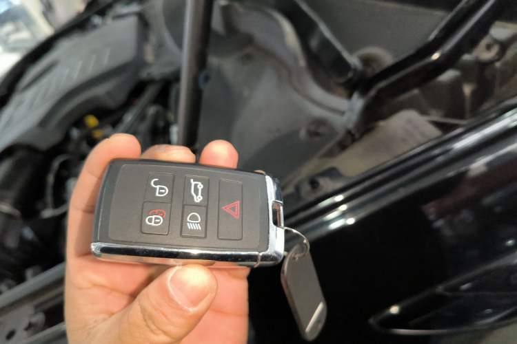 Used Land Rover Discovery 2023 Restyled 360 PS R-Dynamic SE