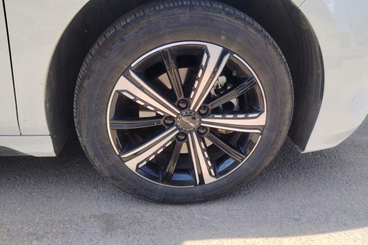Used BYD Destroyer 05 2024 Honor Edition DM-i 120KM Luxury Model Right Front Wheel Hub