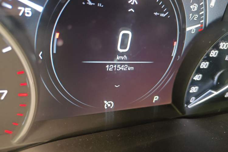 Used Cadillac XT5 2018 25T Luxury Model Odometer Close Up