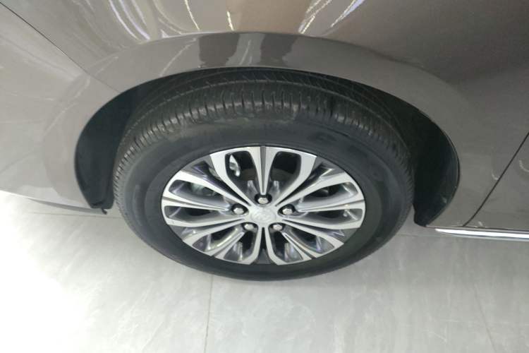 Used Buick GL8 2023 Facelifted Land Cruiser Executive Luxury Version
