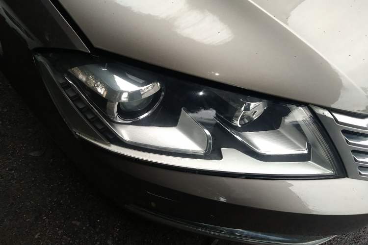 Used Volkswagen Magotan 2012 Revised 1.8TSI Luxury Version Right Front Headlight