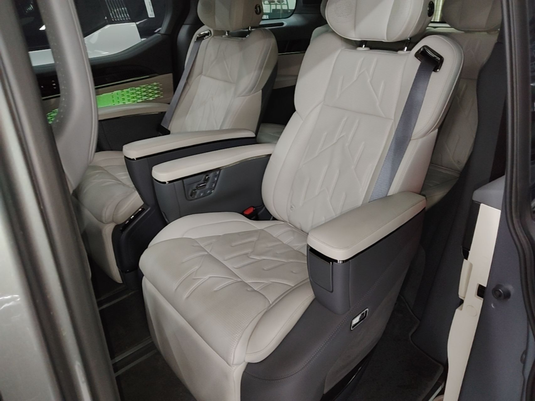 Zeekr 009 2024 7-Seater Walk-Through Version Four-Wheel Drive 108 kWh — снимка 20