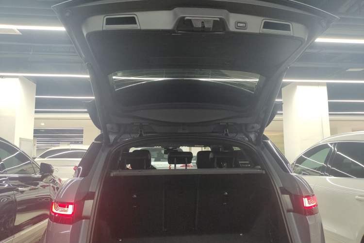 Used Land Rover Range Evoque 2020 249 PS R-DYNAMIC S Black Edition Sport Version Trunk