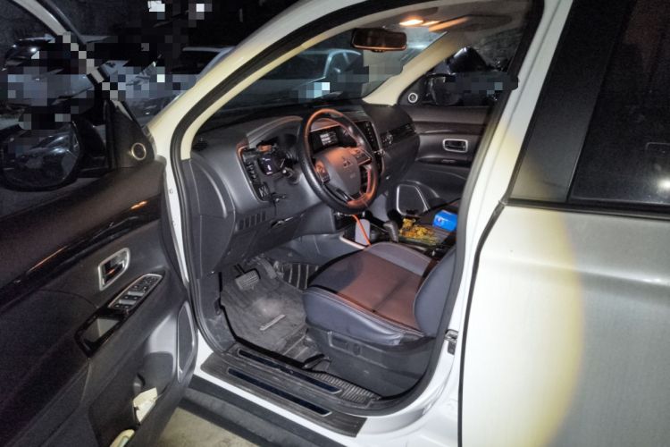 Used Mitsubishi Outlander 2019 2.0L Two-Wheel Drive Comfort Edition 7-Seater China VI Standard Driver Seat