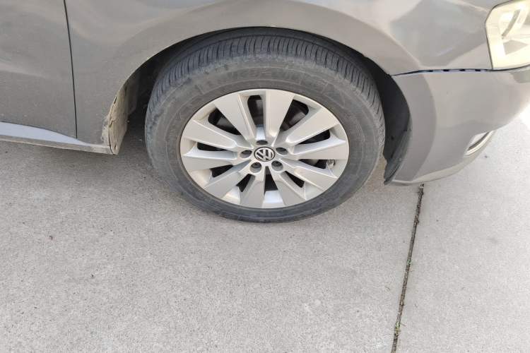 Used Volkswagen Lavida 2013 1.6L Automatic Comfort Edition Right Front Wheel Hub