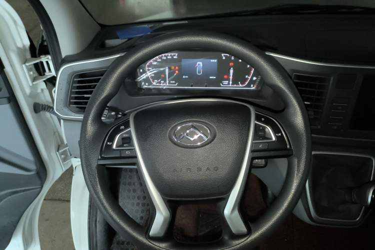 Used SAIC MAXUS Xintu V80 2023 2.0T Manual Classic Aoyuntong Short Wheelbase Mid-Roof 5/6-Seater