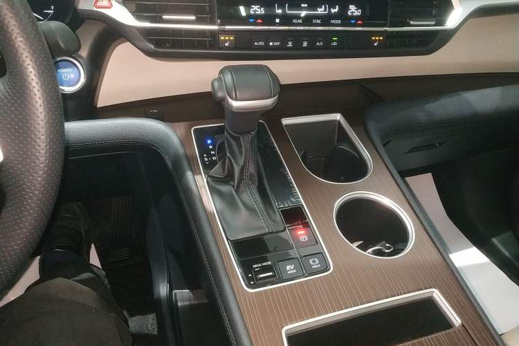 Used Toyota Granvia 2023 2.5L Hybrid Prestige PLUS Edition