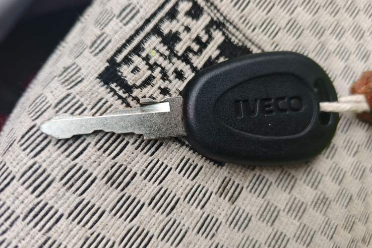 Used Iveco Daily 2021 2.5T V35 2-3 Seater Short Wheelbase Mid-Roof Design Dual Tires Manual Doors
