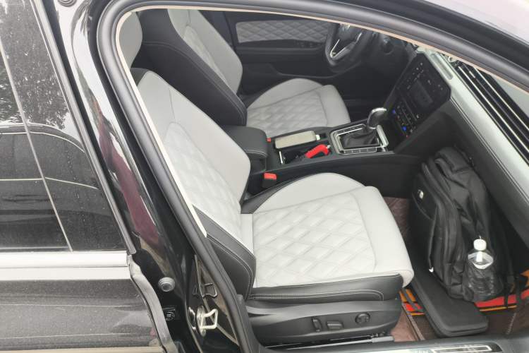 Used Volkswagen Magotan 2023 2 Million Units Limited Edition 330TSI DSG Leading Version Right Front Seat