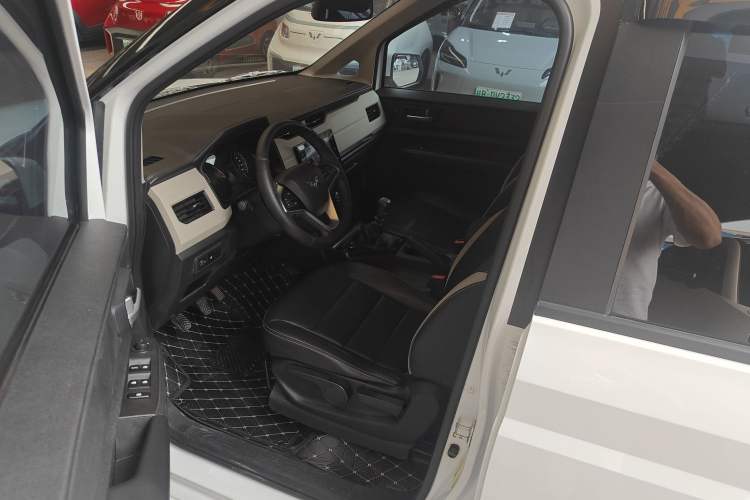 Used Wuling Hongguang PLUS 2019 1.5T Manual Luxury 7-Seater Left Front Seat