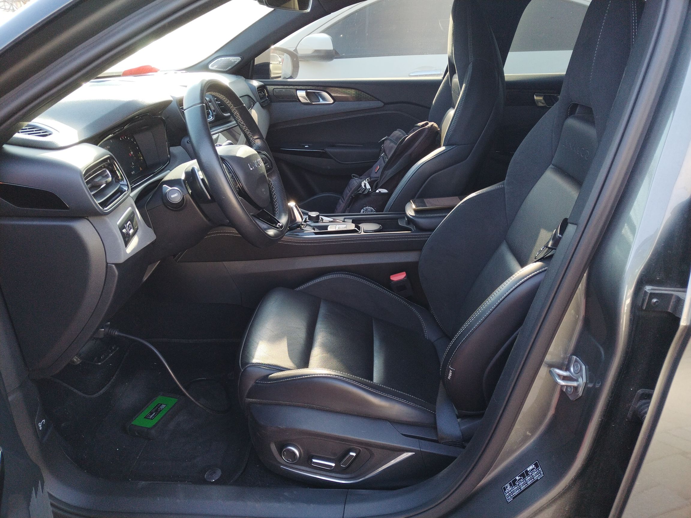 Переднее сиденье в автомобиле