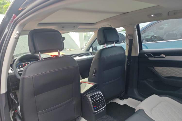 Used Volkswagen Magotan 2024 2 Million Units Zhongxiang Version 330TSI DSG Luxury Edition
