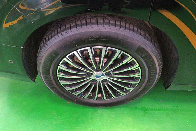 Used Denza D9 2025 DM-i Smart Drive 1020 Four-Wheel Drive Deluxe Model
