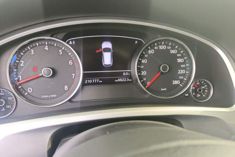 Used Volkswagen Touareg 2011 3.0 TSI High-End Version Instrument Cluster