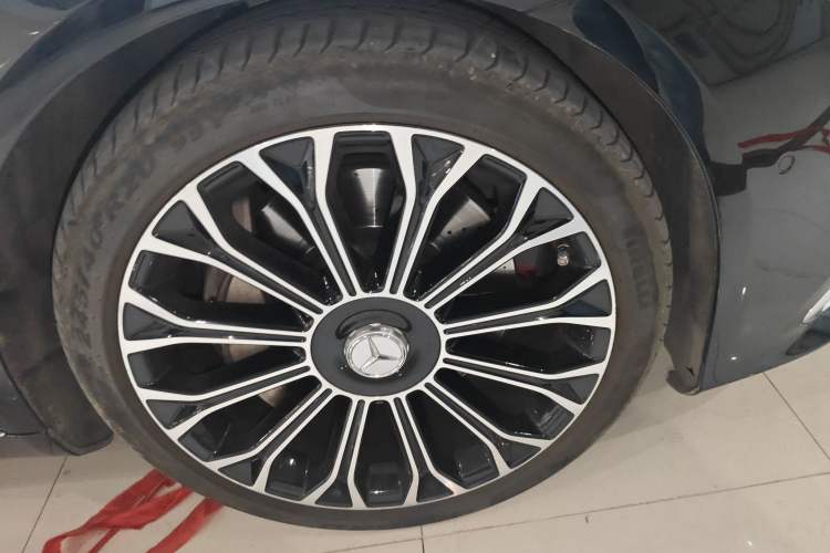 Used Mercedes-Benz Maybach S-Class 2020 S 450 4MATIC Right Front Wheel Hub