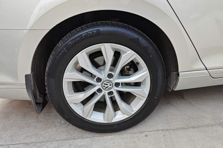 Used Volkswagen Magotan 2017 330TSI DSG Luxury Model Right Rear Wheel Hub