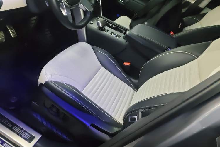 Used Land Rover Discovery 2021 360 PS R-Dynamic HSE Left Front Seat