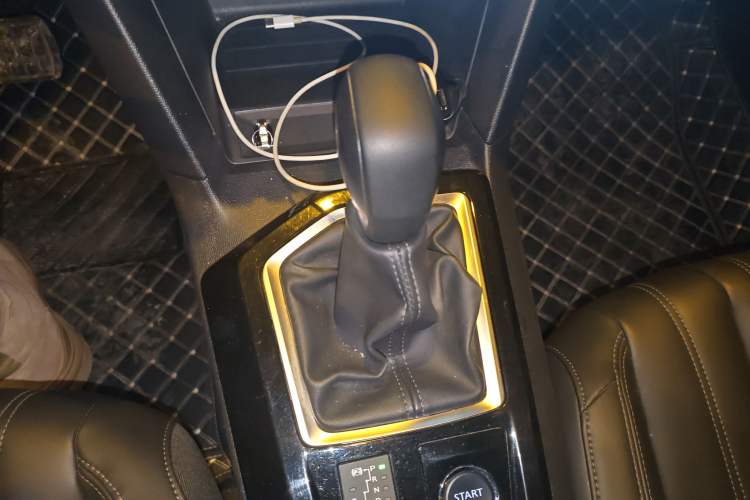 Used Peugeot 408 2022 1.6T Light-Chasing Edition Gear Lever