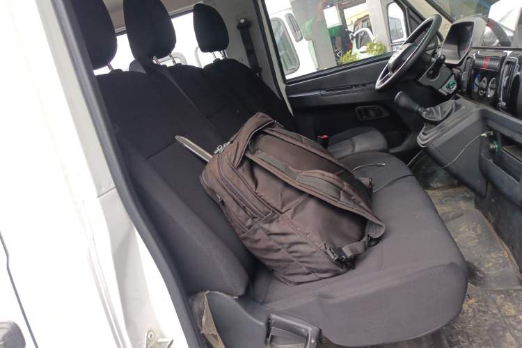 Used Iveco Daily 2023 2.5T A35M1 Short Wheelbase Low-Roof Single-Tire Side-Sliding Door 5-9 Seater Right Front Seat