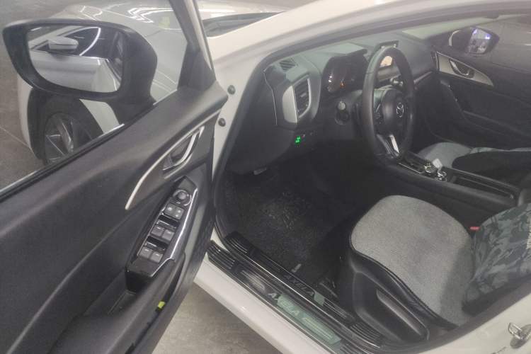 Used Mazda 3 Axela 2017 Hatchback 2.0L Automatic Luxury Model Emission Standard China V