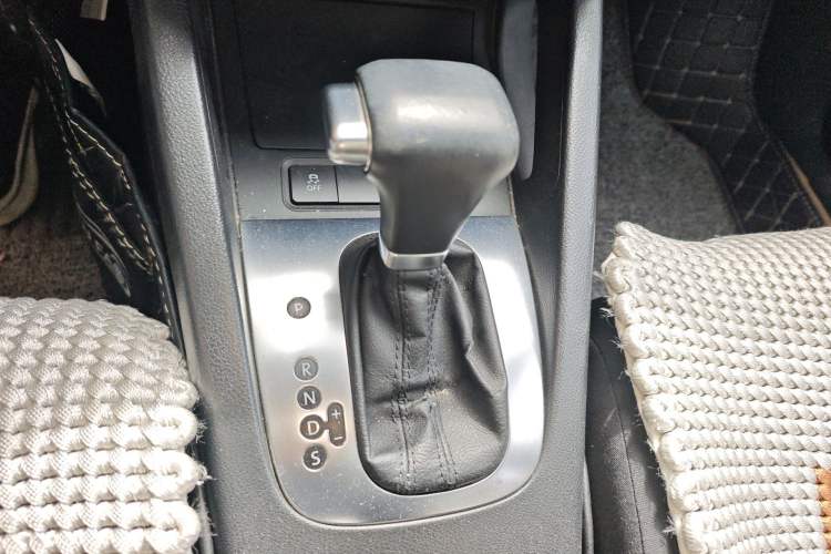 Used Volkswagen Sagitar 2011 1.6L Automatic Comfort Edition Gear Lever