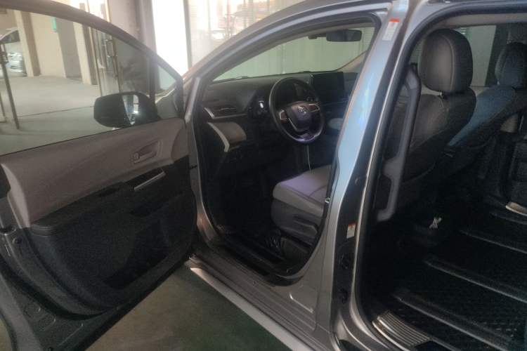 Used Toyota Granvia 2023 2.5L Hybrid Comfort Edition