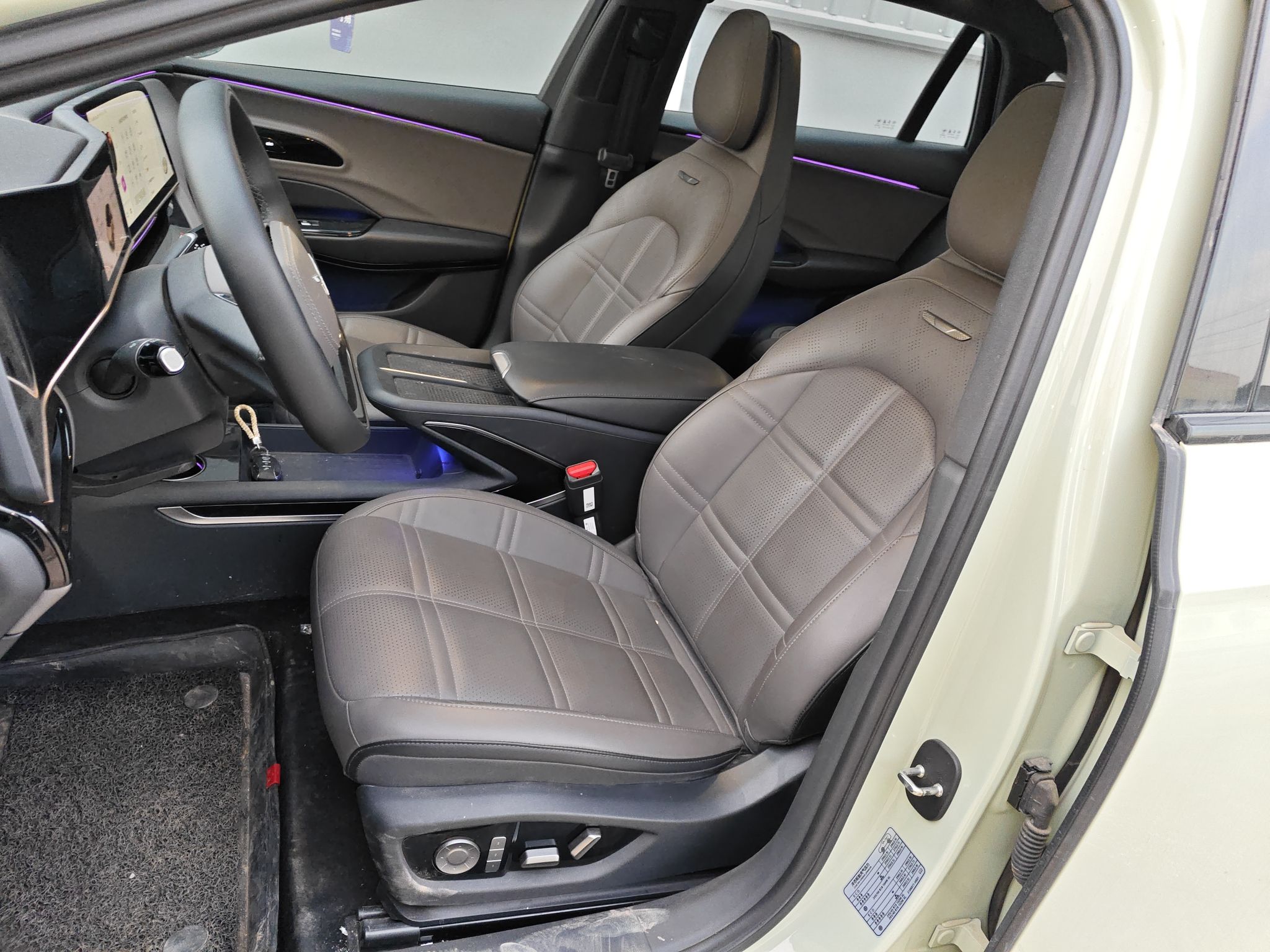 المقاعد الأمامية داخل السيارة