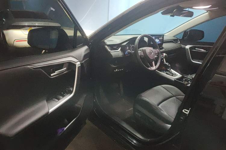 Used Toyota Wildlander 2023 2.0L CVT Two-Wheel Drive Luxury PLUS Edition Driver Seat