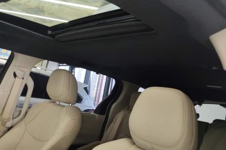 Used Toyota Sienna 2023 2.5L Hybrid Luxury Edition
