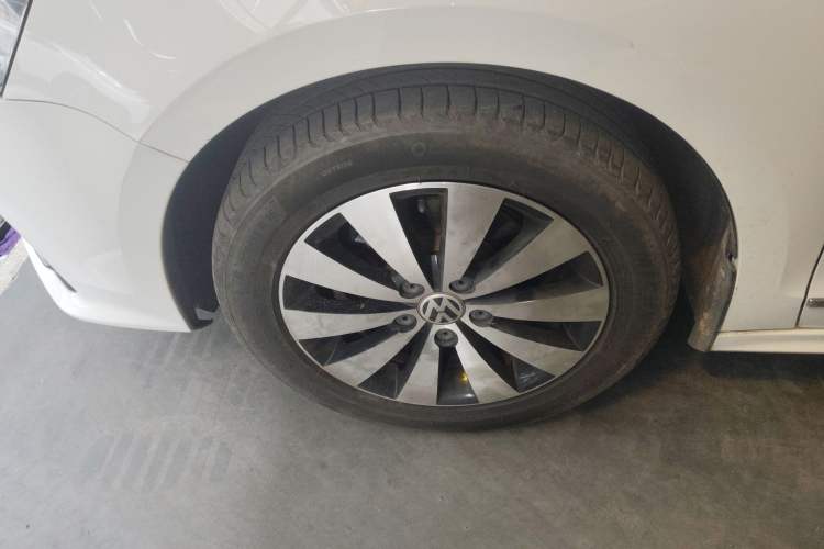 Used Volkswagen Sagitar 2018 1.6L Automatic Comfort Model Left Front Wheel Hub