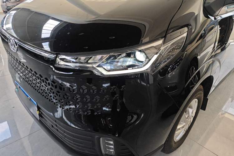 Used SAIC MAXUS Xintu V70 2023 2.0T Elite Edition Automatic Short Wheelbase Low Roof – 5/6 Seats
