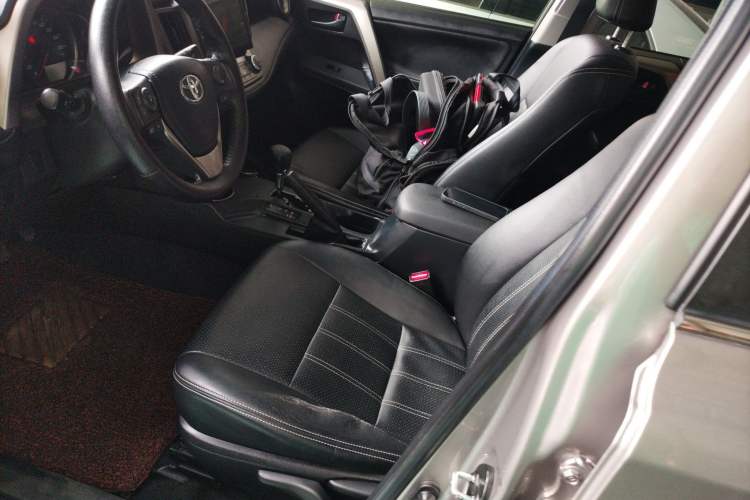 Used Toyota RAV4 2015 2.0L CVT Two-Wheel Drive Fashion Edition
