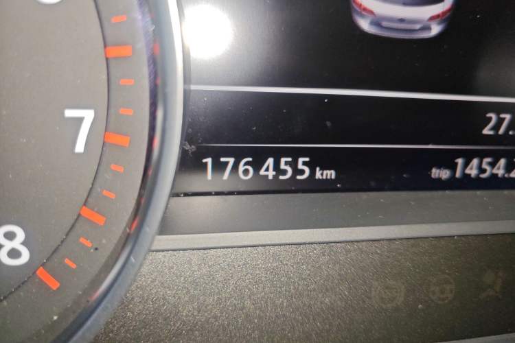 Used Volkswagen Touareg 2016 3.0 TSI Ignis Edition Odometer Close Up