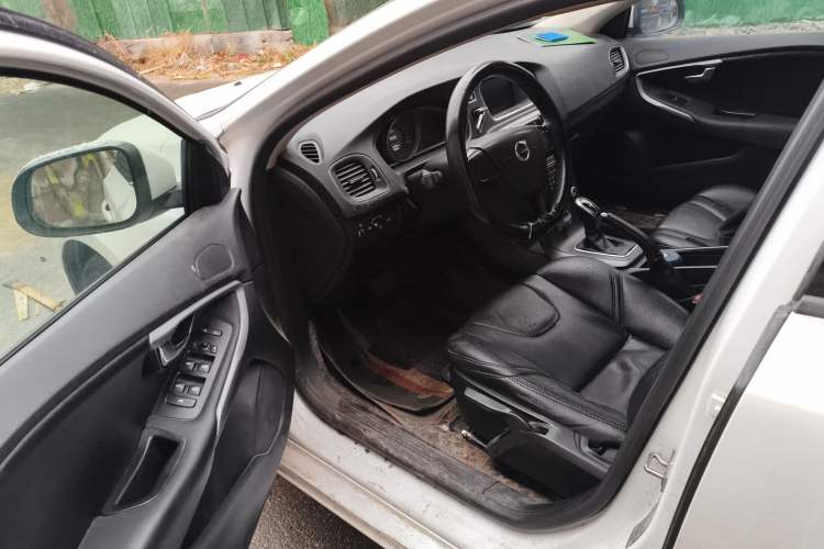 Used Volvo V40 2017 T3 Smart Edition
