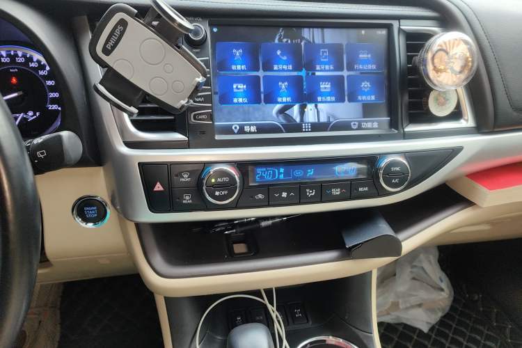 Used Toyota Highlander 2018 2.0T Four-Wheel Drive Luxury Version 7 Seats China VI Standard Audio And AC Panel