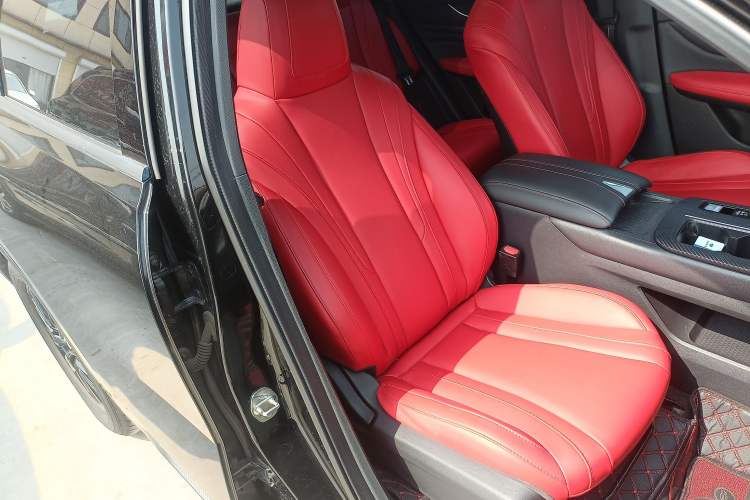 Used Venucia V 2022 260T Black Horse Edition · Idol Right Front Seat