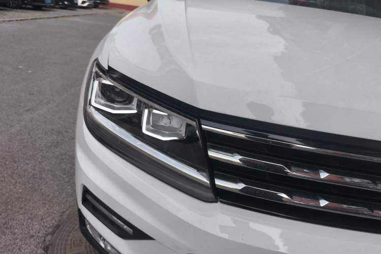 Used Volkswagen Tiguan L 2019 Revised 330TSI Automatic Two-Wheel Drive Smart & Luxury Edition China VI Standard Right Front Headlight