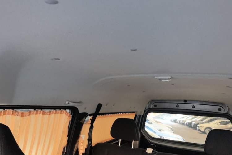 Used Jinbei Gold Hiace 2021 2.0L Passenger Vehicle Engineering Lion 5 Seats
