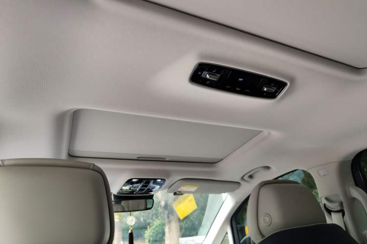 Used Roewe iMAX8 2022 400TGI Prestige Edition
