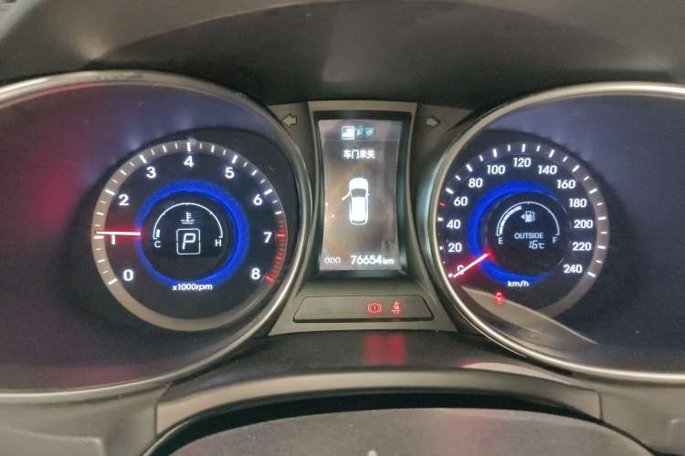 Used Hyundai Santa Fe 2015 2.4L Automatic Two-Wheel Drive Smart Version 5 Seats
