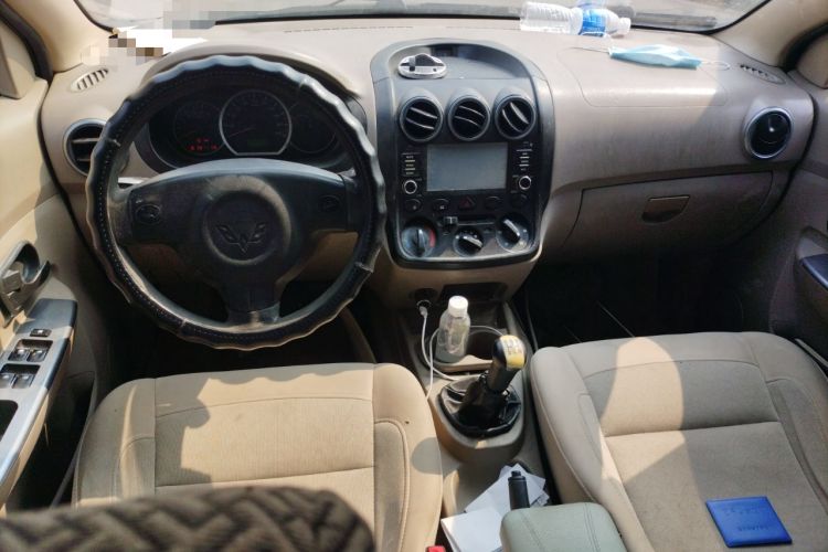 Used Wuling Hongguang 2010 1.2L Practical Version China IV Center Console