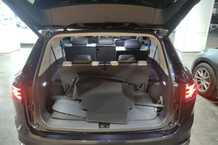 Used Volkswagen ID.6 CROZZ 2022 Long-Range PRO Edition Trunk