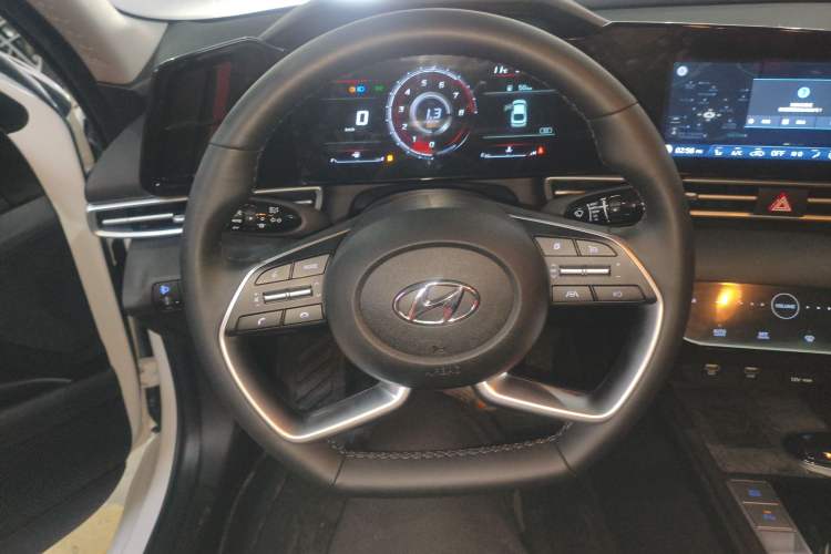 Used Hyundai Elantra 2022 1.5L CVT LUX Prestige Edition Steering Wheel