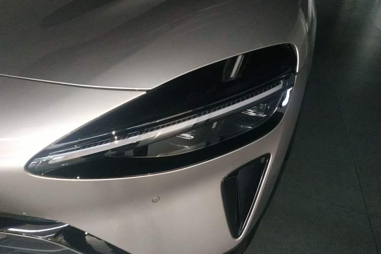 Used Xiaomi Auto YU7 2025 Ultra-Long Range Rear-Wheel Drive Version Left Front Headlight