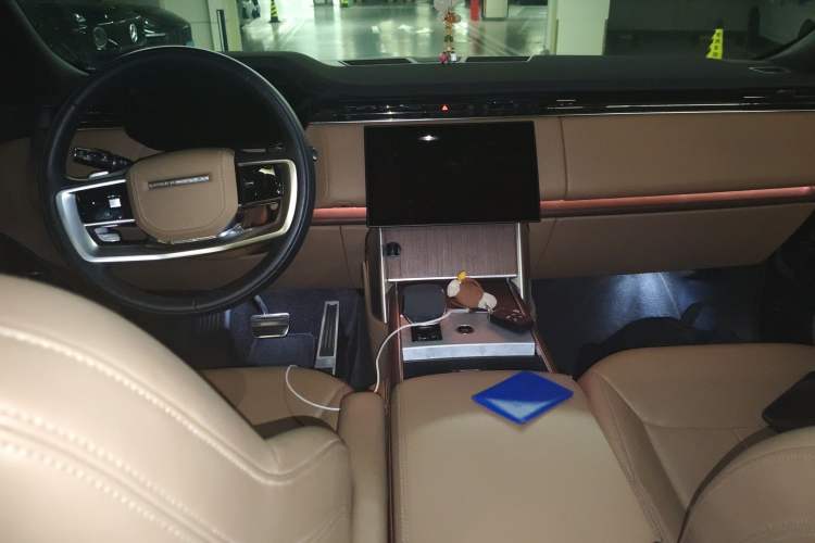 Used Land Rover Range 2024 3.0 L6 360 PS Grand Edition Center Console