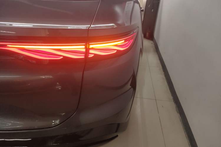Used BYD Han L 2025 DM-p Four-Wheel-Drive LiDAR Flagship Model Right Rear Taillight