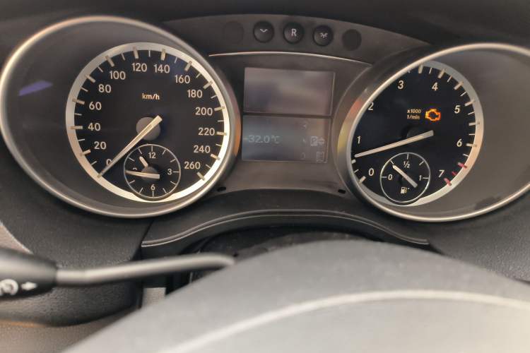 Used Mercedes-Benz R-Class 2015 R 400 4MATIC Business Model Odometer Close Up