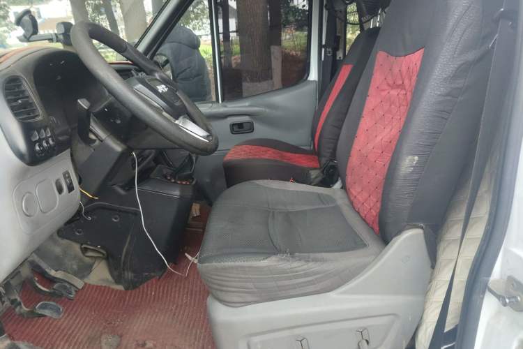 Used JMC Transit 2019 2.8T Commercial Version Long Wheelbase Mid-Roof 6-Seater Rear Single Tire China VI Emission Standard – JX493