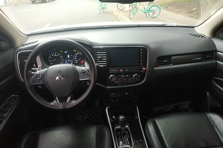 Used Mitsubishi Outlander 2019 2.4L 4x4 Zhi Xiang Edition 7 Seats China VI Standard